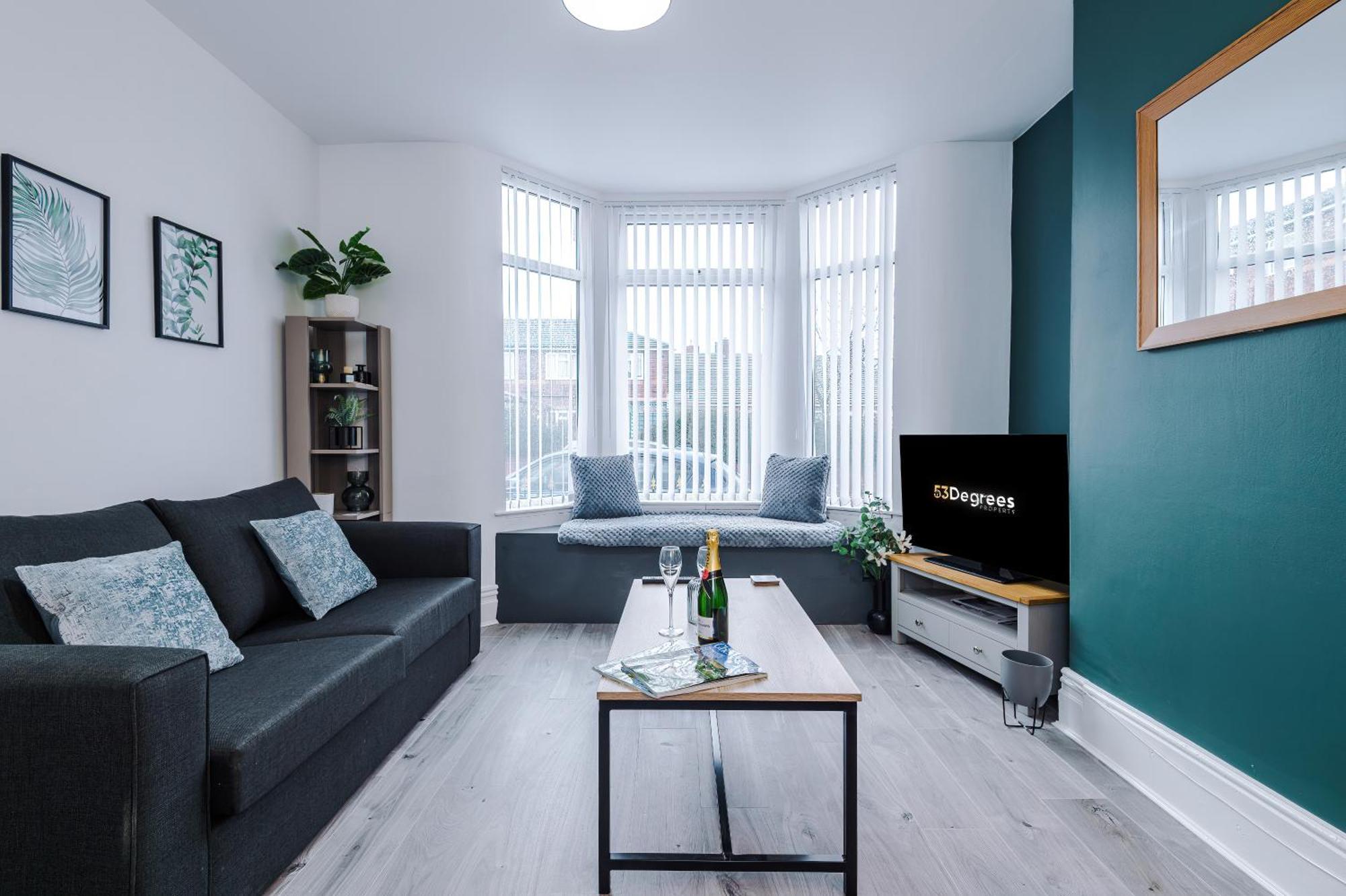 Pristine 3-bed In Anfield By 53 Degrees Property, Ideal For Big Groups & Business, Free Parking! Holiday home Liverpool