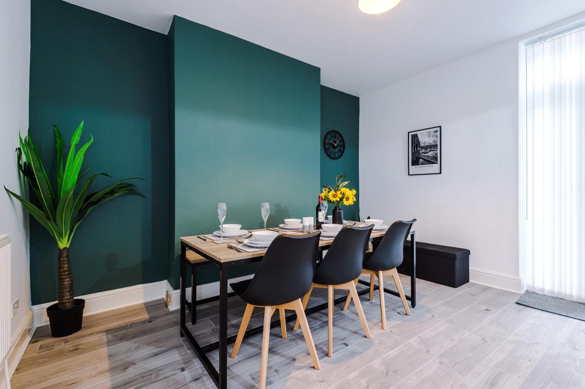 Holiday home Pristine 3-bed In Anfield By 53 Degrees Property, Ideal For Big Groups & Business, Free Parking!
