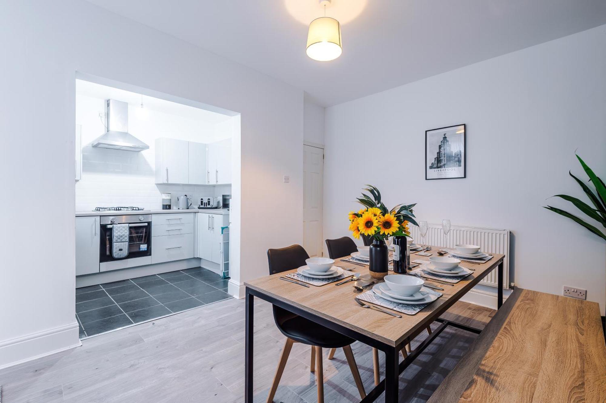 Pristine 3-bed In Anfield By 53 Degrees Property, Ideal For Big Groups & Business, Free Parking! *