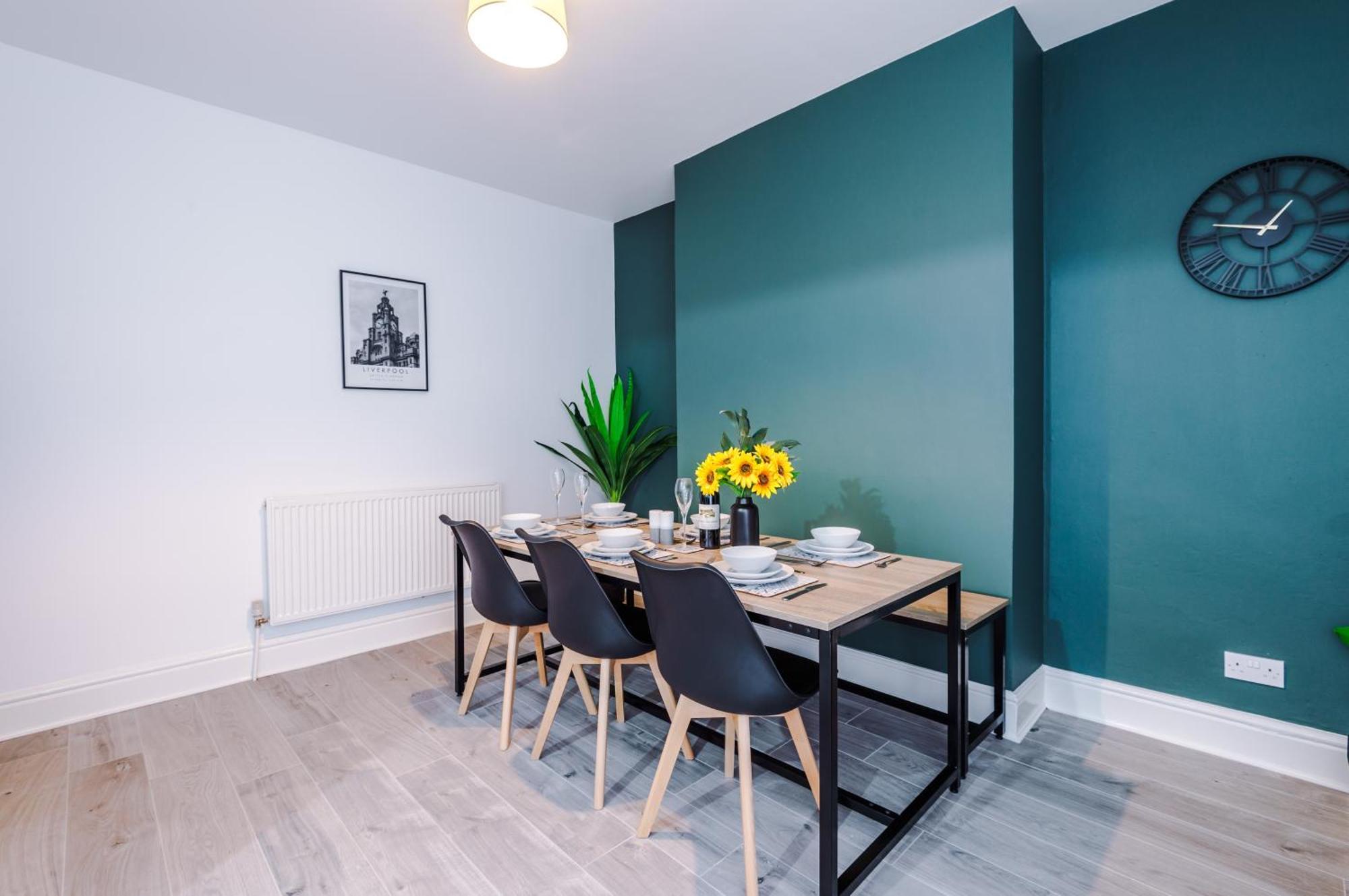 Pristine 3-bed In Anfield By 53 Degrees Property, Ideal For Big Groups & Business, Free Parking! Holiday home Liverpool