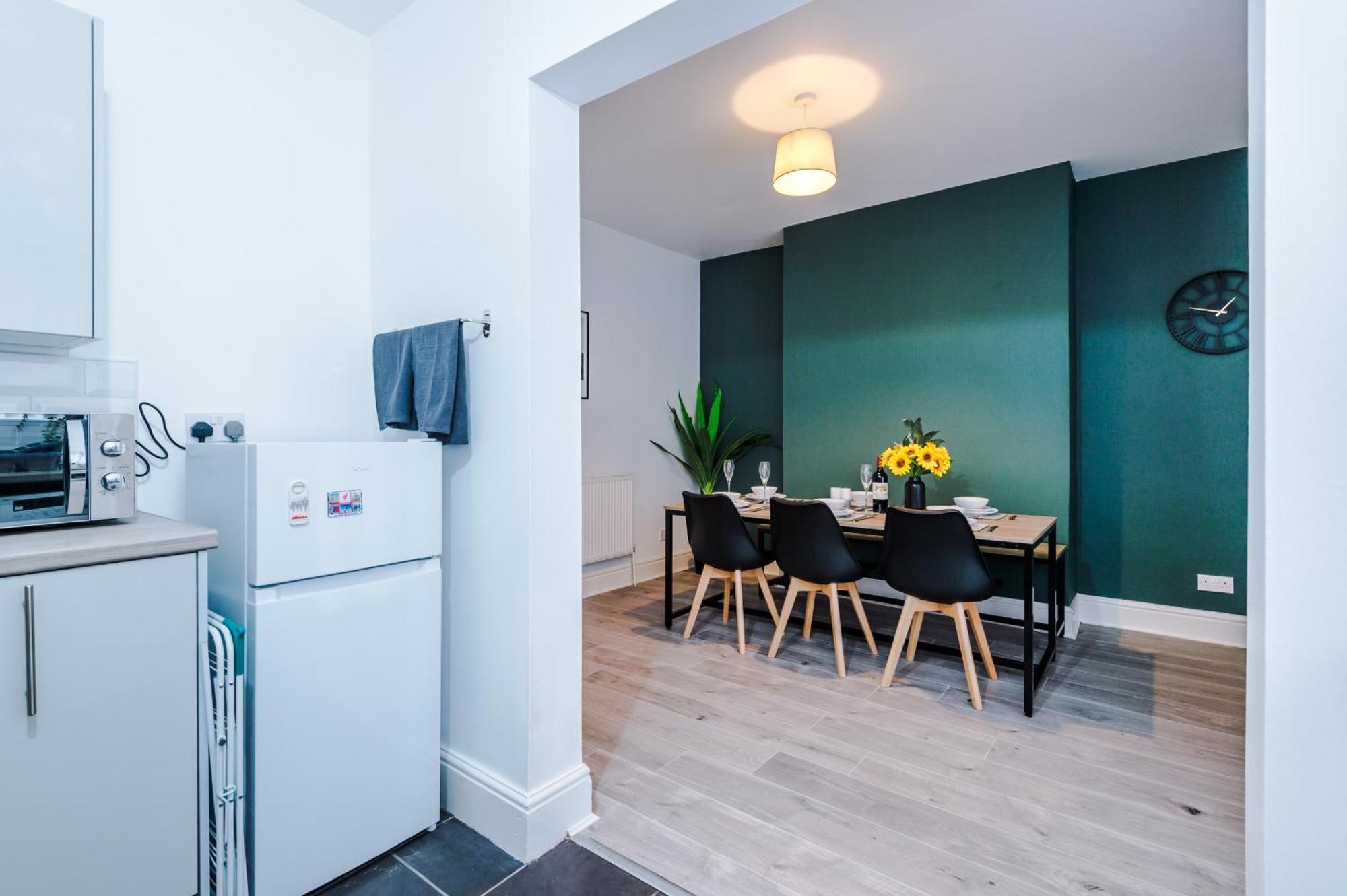 Holiday home Pristine 3-bed In Anfield By 53 Degrees Property, Ideal For Big Groups & Business, Free Parking! *