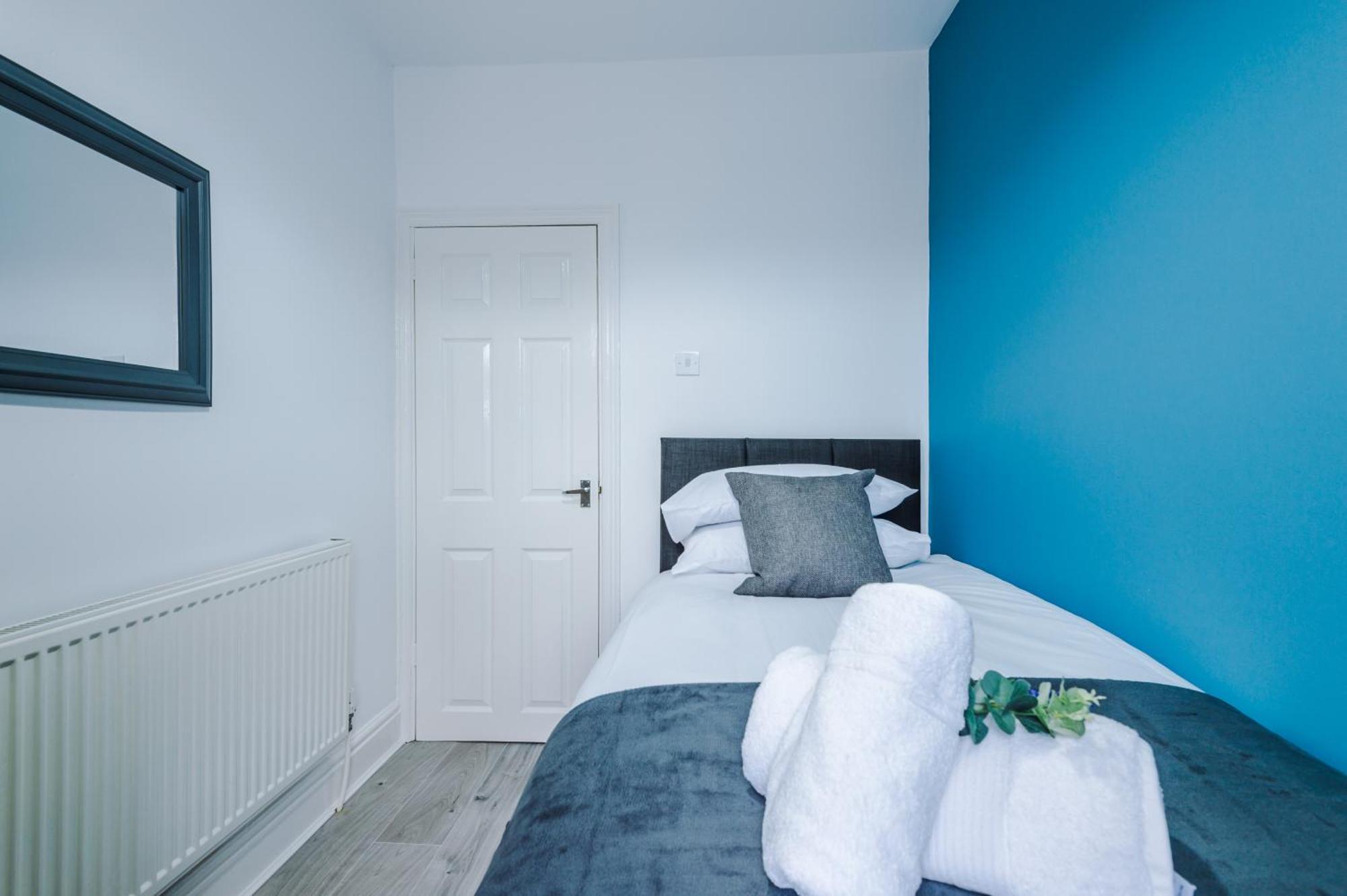 Holiday home Pristine 3-bed In Anfield By 53 Degrees Property, Ideal For Big Groups & Business, Free Parking!