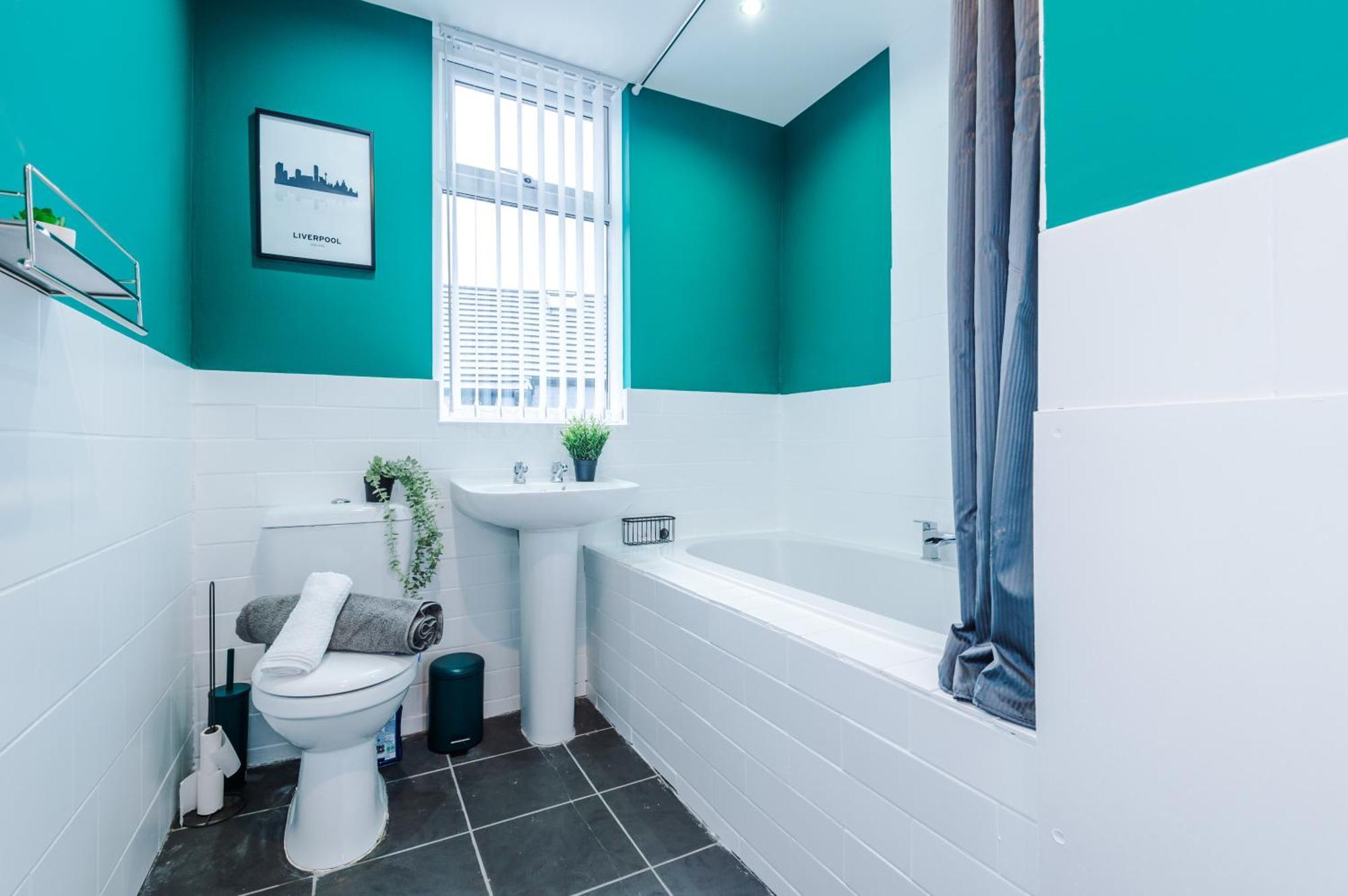 Pristine 3-bed In Anfield By 53 Degrees Property, Ideal For Big Groups & Business, Free Parking! Holiday home