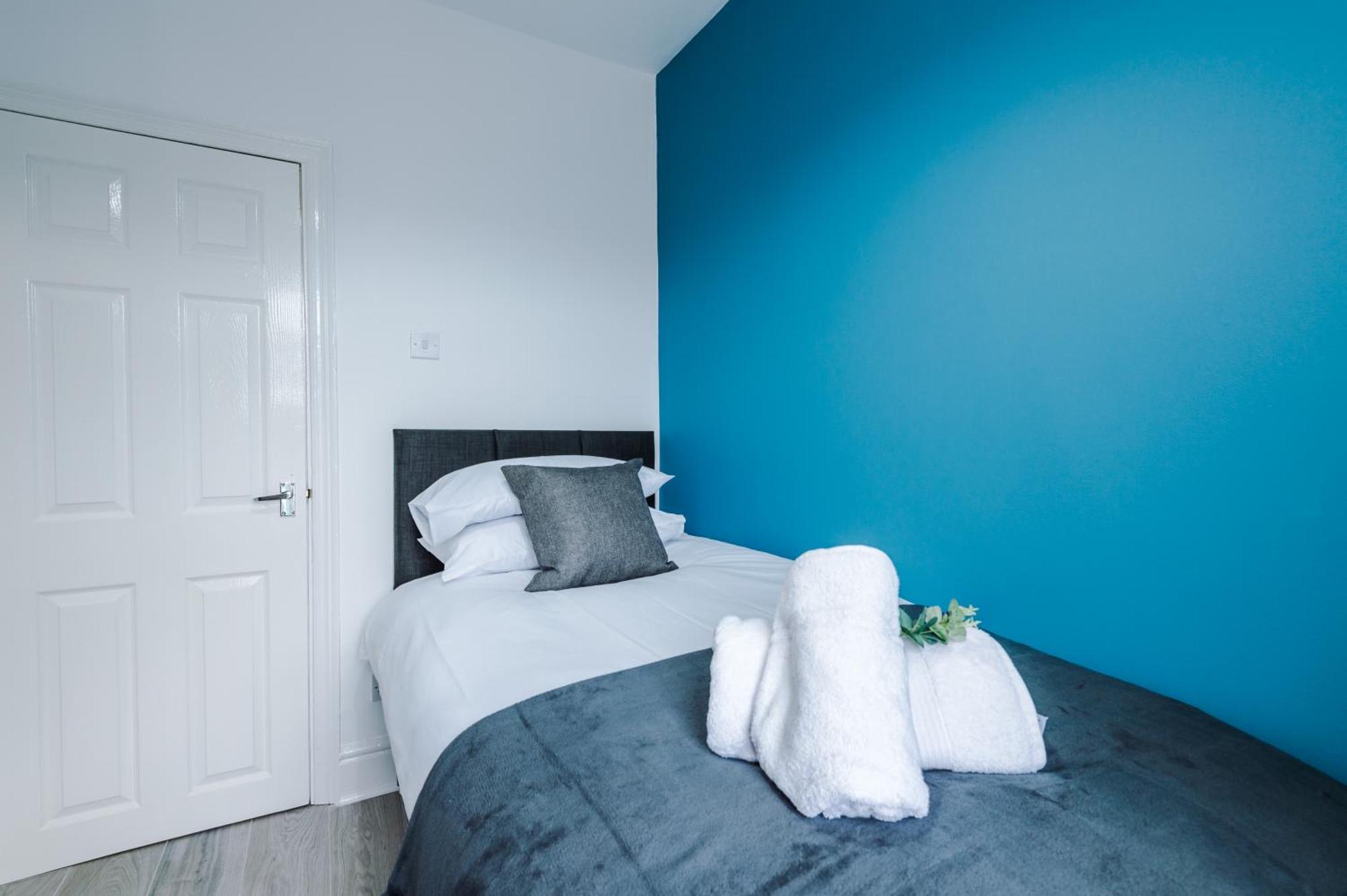 Pristine 3-bed In Anfield By 53 Degrees Property, Ideal For Big Groups & Business, Free Parking! Holiday home *