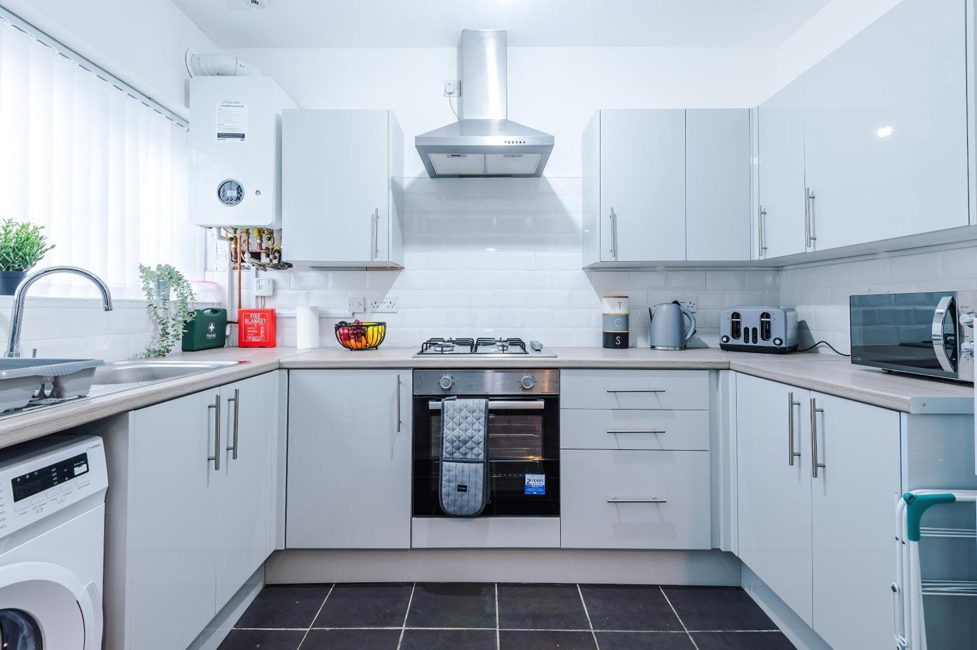Pristine 3-bed In Anfield By 53 Degrees Property, Ideal For Big Groups & Business, Free Parking! Holiday home *