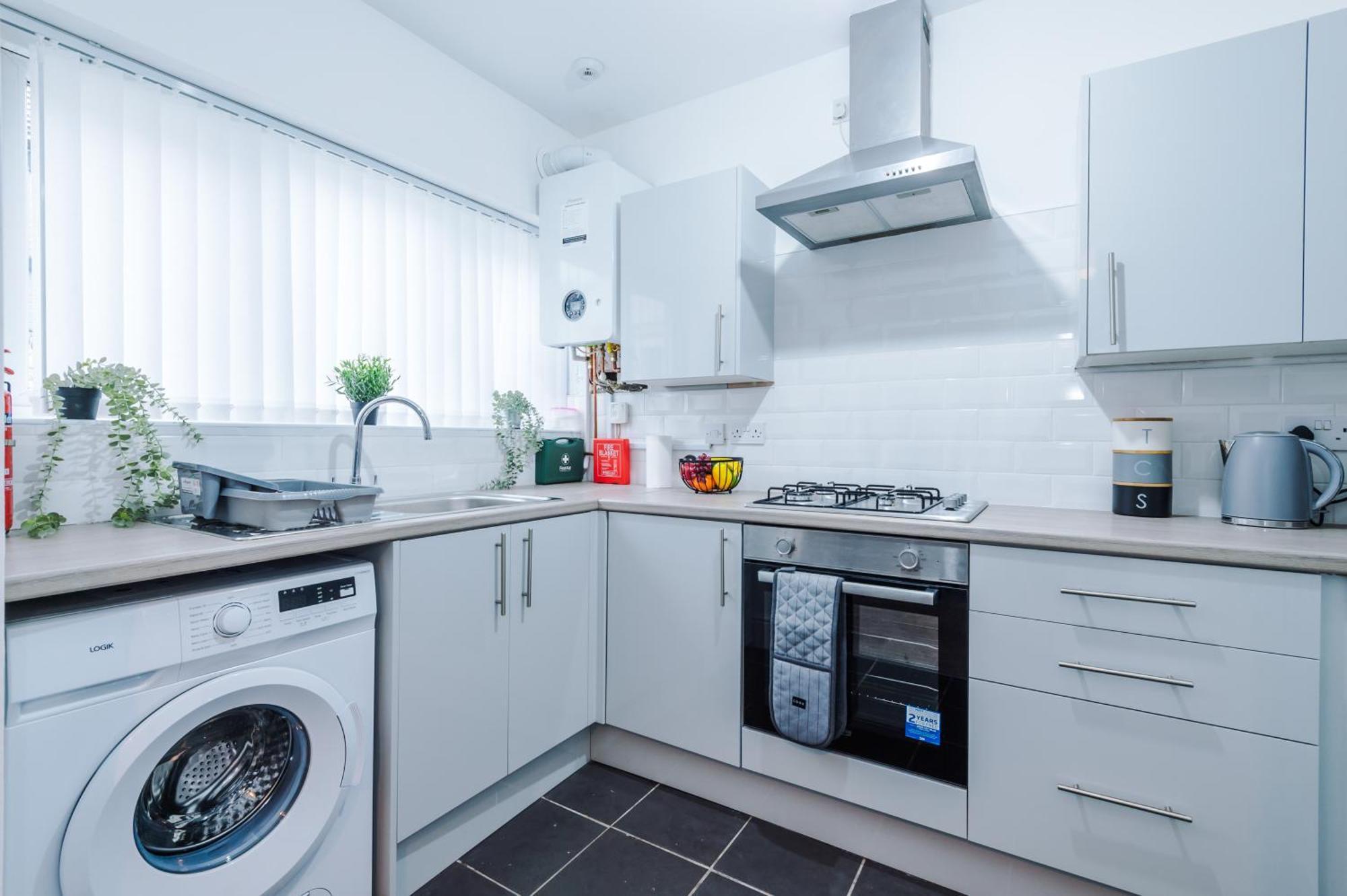 Holiday home Pristine 3-bed In Anfield By 53 Degrees Property, Ideal For Big Groups & Business, Free Parking! *