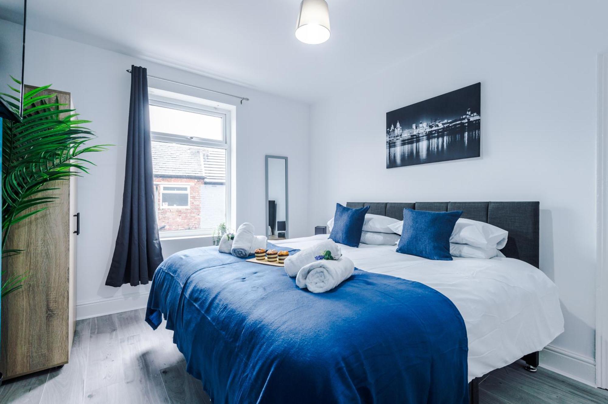 Pristine 3-bed In Anfield By 53 Degrees Property, Ideal For Big Groups & Business, Free Parking! Holiday home
